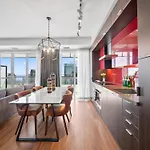 The Ellios Suites - In Downtown Toronto, Opposite Cn Tower & Rogers Centre