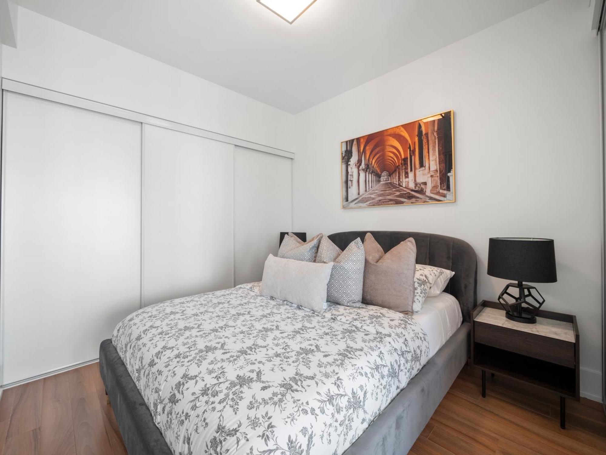 The Ellios - In Downtown Toronto, Opposite Cn Tower & Rogers Centre Apartment *